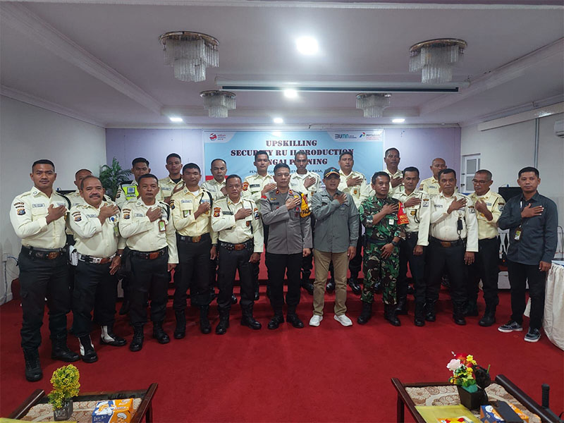 Kapolsek Bukit Batu Kompol Rifendi menggelar pertemuan bersama pihak keamanan PT Pertamina RU di wilayah Kecamatan Bukit Batu, Bengkalis, Selasa (15/10/2024).