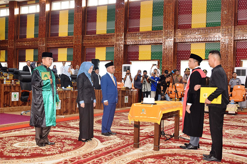 Ilhammi dan Basiran Nur Efendi saat dilantik sebagai Ketua DPRD dan Wakil Ketua DPRD Rohil masa jabatan 2024-2029 di Bagansiapiapi, Senin (14/10/2024).