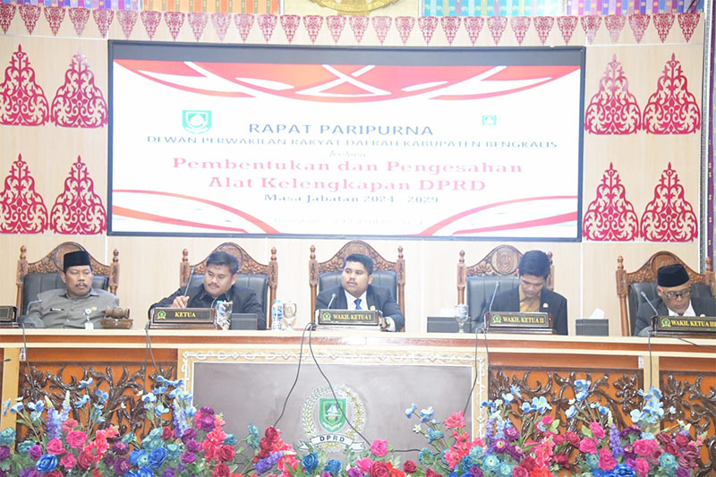 Ketua DPRD Bengkalis, Septian Nugraha  memimpin sidang perdana Rapat Paripurna Pembentukan dan Pengesahan Alat Kelengkapan Dewan  di Gedung DPRD Bengkalis, Selasa (15/10/2024).