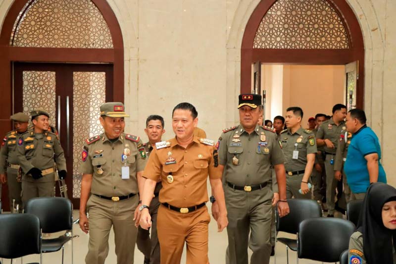 Pj Bupati Kampar Hambali SE MBA MH (tengah),&nbsp;Kasatpol PP Riau Hadi Penadio (kanan), Kasatpol PP Kampar Arizon menghadiri acara peningkatan kompetensi anggota Satpol PP Kabupaten Kampar&nbsp;