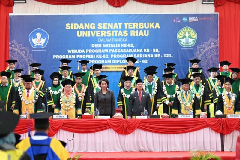Rektor Unri Prof Dr Sri Indarti SE MSi dan para pimpinan foto bersama wisudawan terbaik, Senin (14/10/2024).