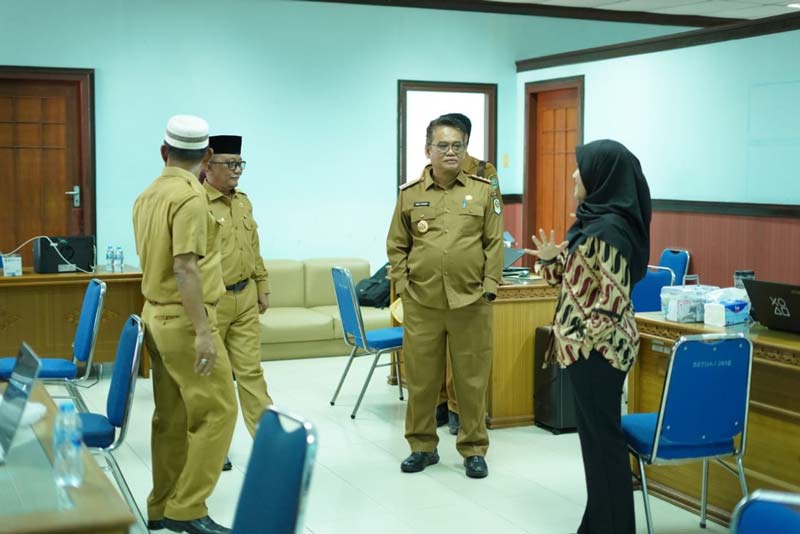 Pjs Bupati Siak Indra Purnama, Sekda Arfan Usman, Kepala Inspektorat Faly berbincang dengan Ketua Tim BPK RI Perwakilan Riau