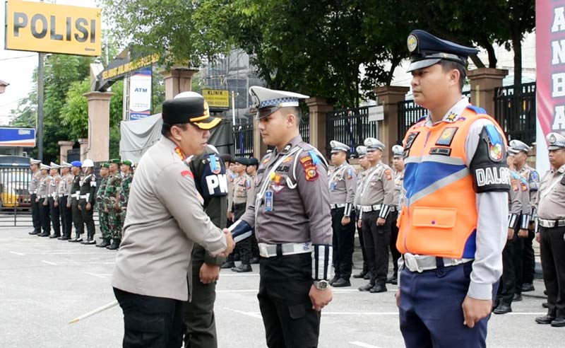 Kapolresta Pekanbaru Kombes Pol Jeki Rahmat Mustika menyalami para personel Operasi Zebra, Senin (14/10/2024).