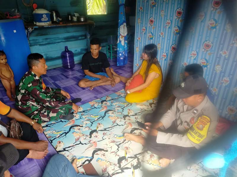Ilham bersama istrinya Leni mengisahkan tentang pengalamannya setelah diserang buaya kepada pihak petugas yang datang berkunjung ke kediamannya, Jumat (11/10/2024)