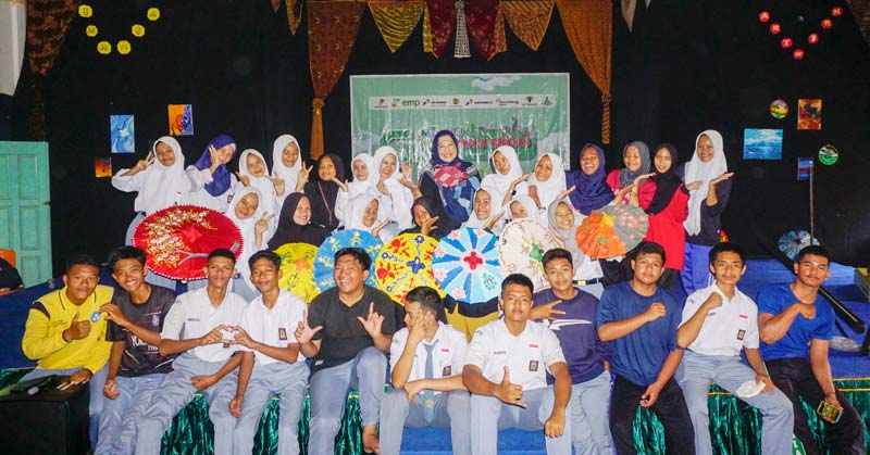 Siswa SMAN 1 Sunga Apit, Kabupaten Siak bersama Guru Seni Budaya Indah (belakang) berfoto bersama usai persiapan dan gladi resik menyambut gelaran Go Green Hulu Migas bersama Riau Pos
