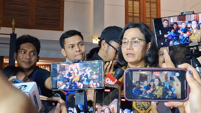 Menteri Keuangan Sri Mulyani yang dipanggil ke kediaman Prabowo Subianto untuk menjadi calon menteri pada kabinet Prabowo-Gibran