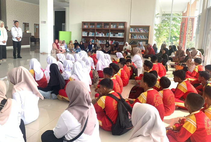 Murid-murid Sekolah Dasar di Teluk Kuantan mengunjungi perpustakaan Kunsing di Dinas Perpustakaan dan Kearsipan Kuansing, pekan lalu