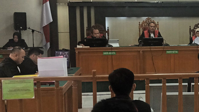 JPU Andre Antonius (depan kiri) saat sidang korupsi hotel kuansing dengan terdakwa mantan Bupati  Kuansing Sukarmis.