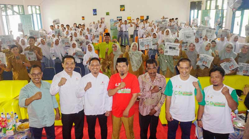 Direktur Riau Pos Asmawi Ibrahim, Senior CSR Officer PT Imbang Tata Alam Arip Hidayatulloh, Analis Formalitas dan Komunikasi SKK Migas Sumbagut Perdinal, berfoto Bersama Kepala SMAN 1 &nbsp;Sungai Apit.