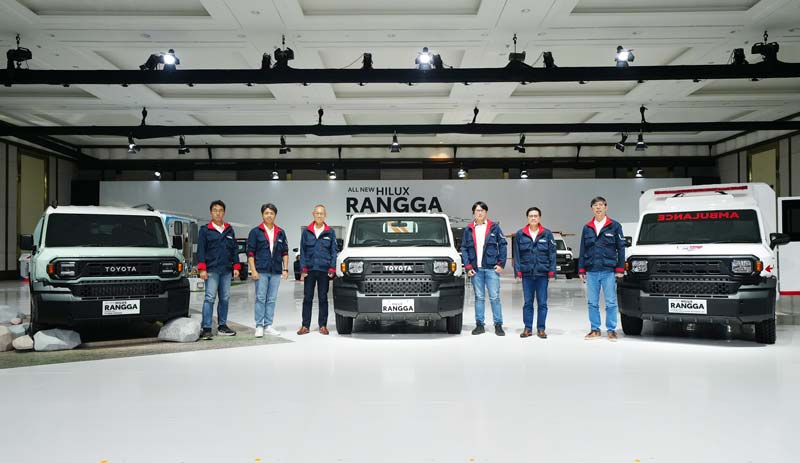 Presiden Direktur PT Toyota-Astra Motor (TAM) Hiroyuki Ueda (tiga kiri), dan jajaran berfoto di All-New Hilux Rangga saat peluncurannya di JIExpo Kemayoran, Jakarta Utara, Selasa (15/10/2024).