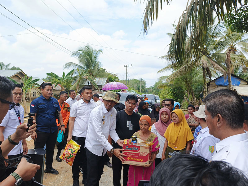 Pjs Bupati Kuansing drg Sri Sadono Mulyanto MHan menyerahkan bantuan banjir pada warga lima Desa di Kecamatan Inuman, Rabu (16/10/2024).