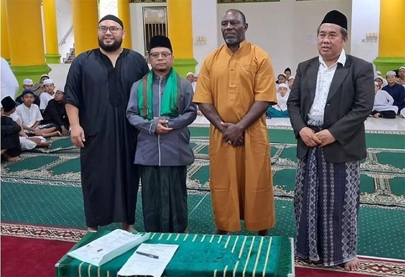 Jacksen F Tiago (baju nuansa cokelat) sesaat setelah resmi menjadi mualaf.