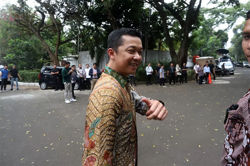 Mantan atlet nasional bulu tangkis Taufik Hidayat menyapa wartawan setibanya di kediaman Presiden Terpilih Prabowo Subianto di Jalan Kertanegara, Jakarta Selatan, Selasa (15/10/2024).