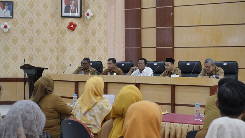 Plt BUpati Rohil H Sulaiman memimpin rapat bersama kepala OPD didampingi Kepala BKPAD Rohil H Darwan dan para Asisten di aula rapat kantor BPKAD Rohil di Bagansiapiapi, Rabu (16/10/2024).