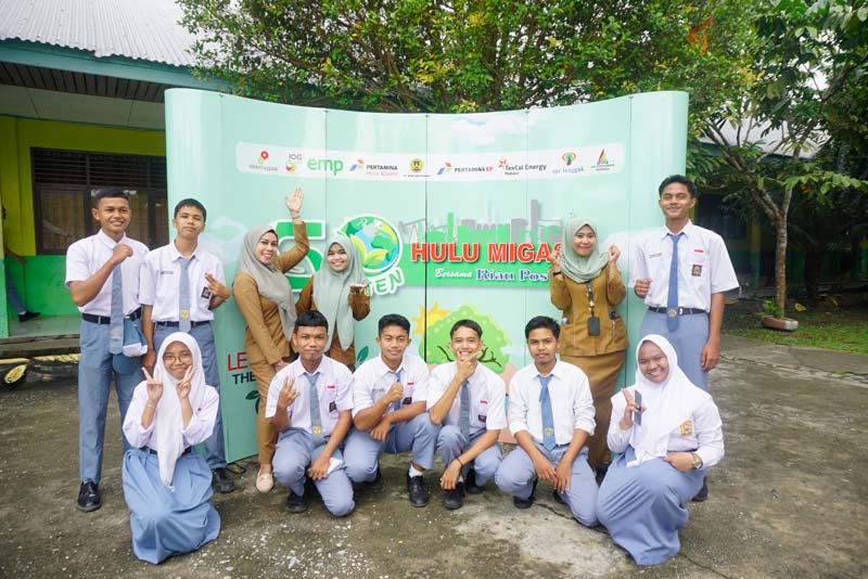 Majelis guru bersama siswa-siswi SMAN 1 Sungai Apit foto bersama saat gelaran Go Green Hulu Migas Bersama Riau Pos.