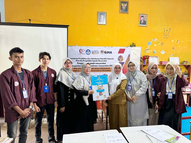 Tim Pengabdi DIII Keperawatan Univrab  menyerahkan kenang-kenangan kepada Kepala SDN 161 Pekanbaru Marnaini SPd, Rabu (11/9/2024).