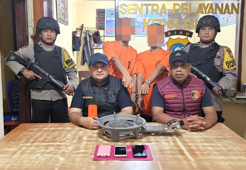Kapolsek Kunto Darussalam AKP Buyung Kardinal SH MH (kiri) menunjukkan wajah dua tersangka curat abang adik yang ditangkap melakukan aksinya