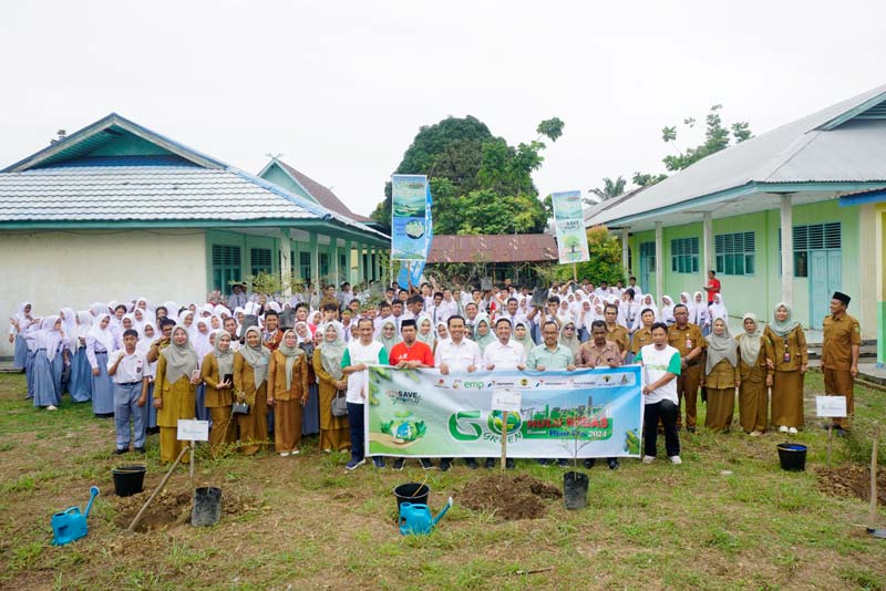 Foto bersama usai penanaman pohon dalam gelaran Go Green Hulu Migas bersama Riau Pos di SMAN 1 Sungai Apit.