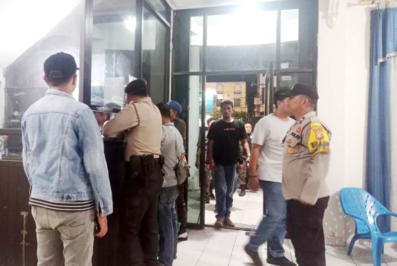 Tim gabungan melakukan razia pekat di sejumlah hotel dan wisma di Kota Duri, Senin (14/10/2024) malam. Hasilnya belasan pasangan mesum berhasil diamankan.
