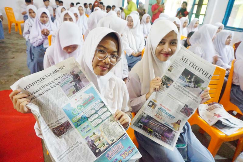 Siswi SMAN 1 Sungai Apit memperlihatkan koran Riau Pos dalam gelaran Go Green Hulu Migas Bersama Riau Pos di SMAN 1 Sungai Apit.