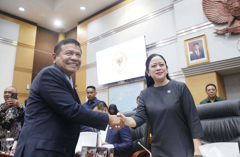 Calon Kepala Badan Intelijen Negara  yang juga Wakil Menteri Pertahanan Muhammad Herindra (kiri) berjabat tangan dengan Ketua DPR Puan Maharani (kanan).