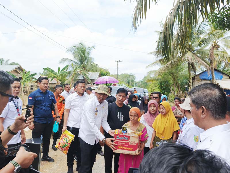 Pjs Bupati Kuantan Singingi  Sri Sadono Mulyanto menyerahkan bantuan pada perwakilan warga terdampak banjir di Kecamatan Inuman, Rabu (16/10/2024).