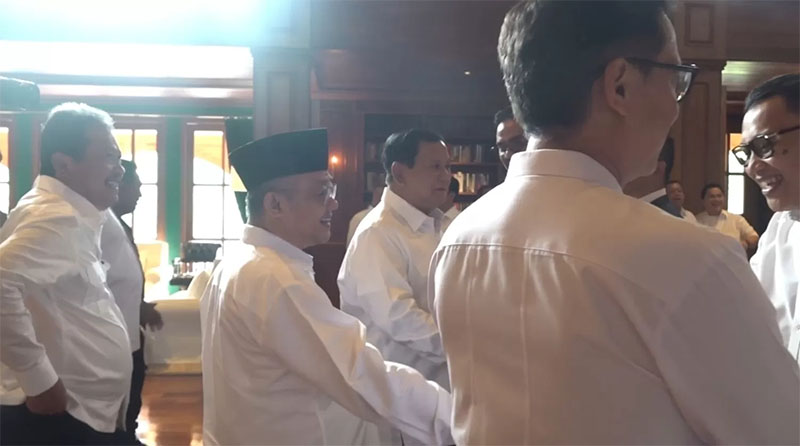Presiden Terpilih Prabowo Subianto mengenakan kemeja putih saat menyalami para calon menteri yang mengikuti pembekalan di Padepokan Garuda Yaksa, Hambalang, Kabupaten Bogor, Jawa Barat, Rabu (16/10).