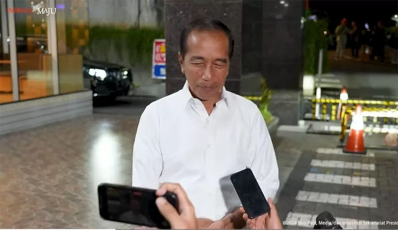 Presiden Joko Widodo (Jokowi) usai menjenguk cucu keenam dari putra bungsunya Kaesang Pangarep dan Erina Gudono di RSIA Bunda, Menteng, Jakarta Pusat, Rabu (16/10) malam.