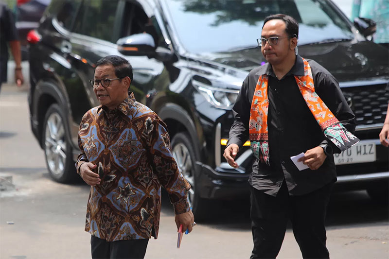 Presiden terpilih Prabowo Subianto lanjut memanggil calon pejabat kabinetnya siang ini. Calon gubernur DKI Jakarta Pramono Anung merapat ke rumah Prabowo di Kartanegara, Selasa (15/10/2024).
