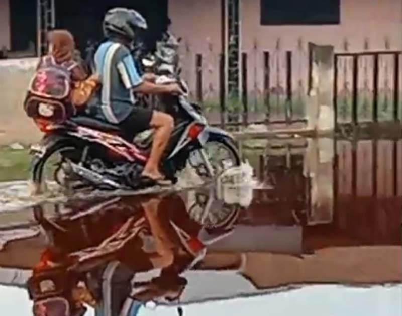 Pengendara menerobos genangan air di Jalan Anggur, Kelurahan Rimba Sekampung, Kecamatan Dumai Kota, Rabu (16/10/2024).