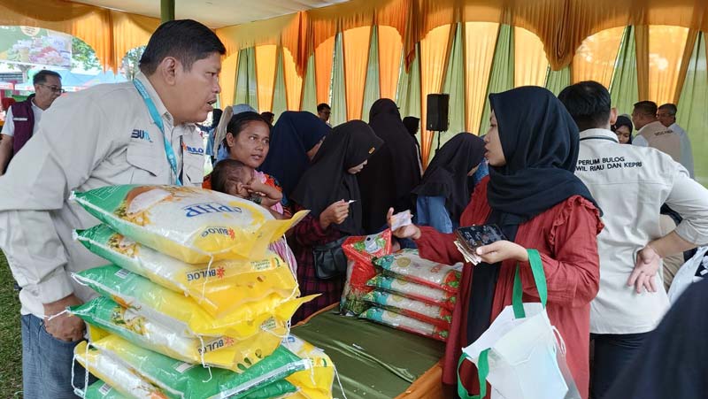 Warga antusias mendatangi lokasi Gerakan Pangan Murah (GPM) yang digelar Pemerintah Provinsi Riau dan Pemerintah Kota Pekanbaru di Kantor Camat Tenayan Raya.