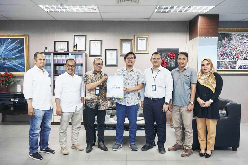Pemimpin Cabang Bank BJB Pekanbaru Yusriyadi (tiga kiri) bersama jajaran menyerahkan cendera mata kepada Direktur Utama Riau Pos Ahmad Dardiri (tengah) dan jajaran saat kunjungan ke Graha Pena Riau.