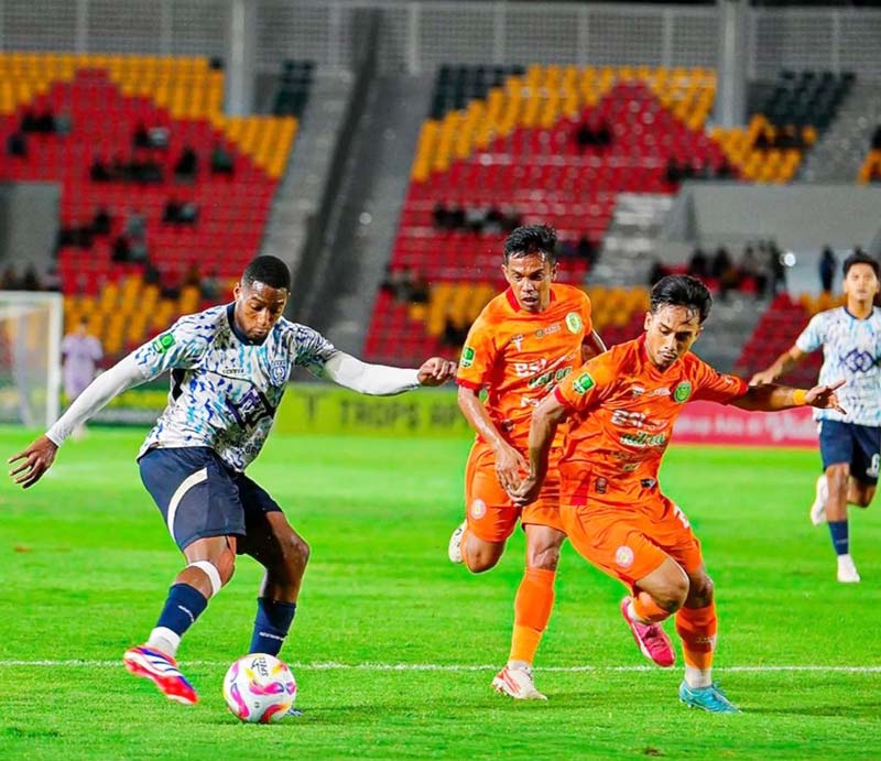 Pemain PSPS Jhon Edy Mena saat menguasai bola pada laga PSPS Pekanbaru lawan Persiraja Banda Aceh dalam lanjutan Grup 1 Liga 2 di Stadion Harapan Bangsa, Banda Aceh