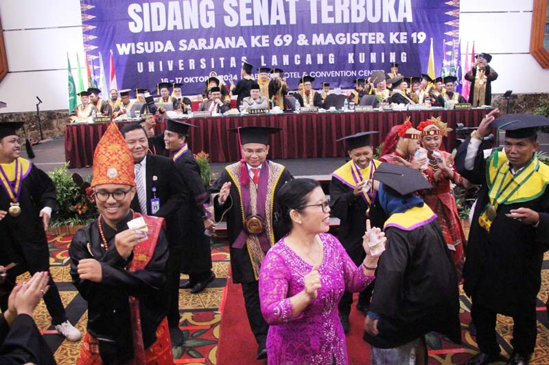 Rektor Unilak Prof Dr Junaidi, citivas akademika Unilak, wisudawan, orang tua dan undangan lainnya menari ragam budaya dari berbagai daerah di Indonesia saat wisuda.