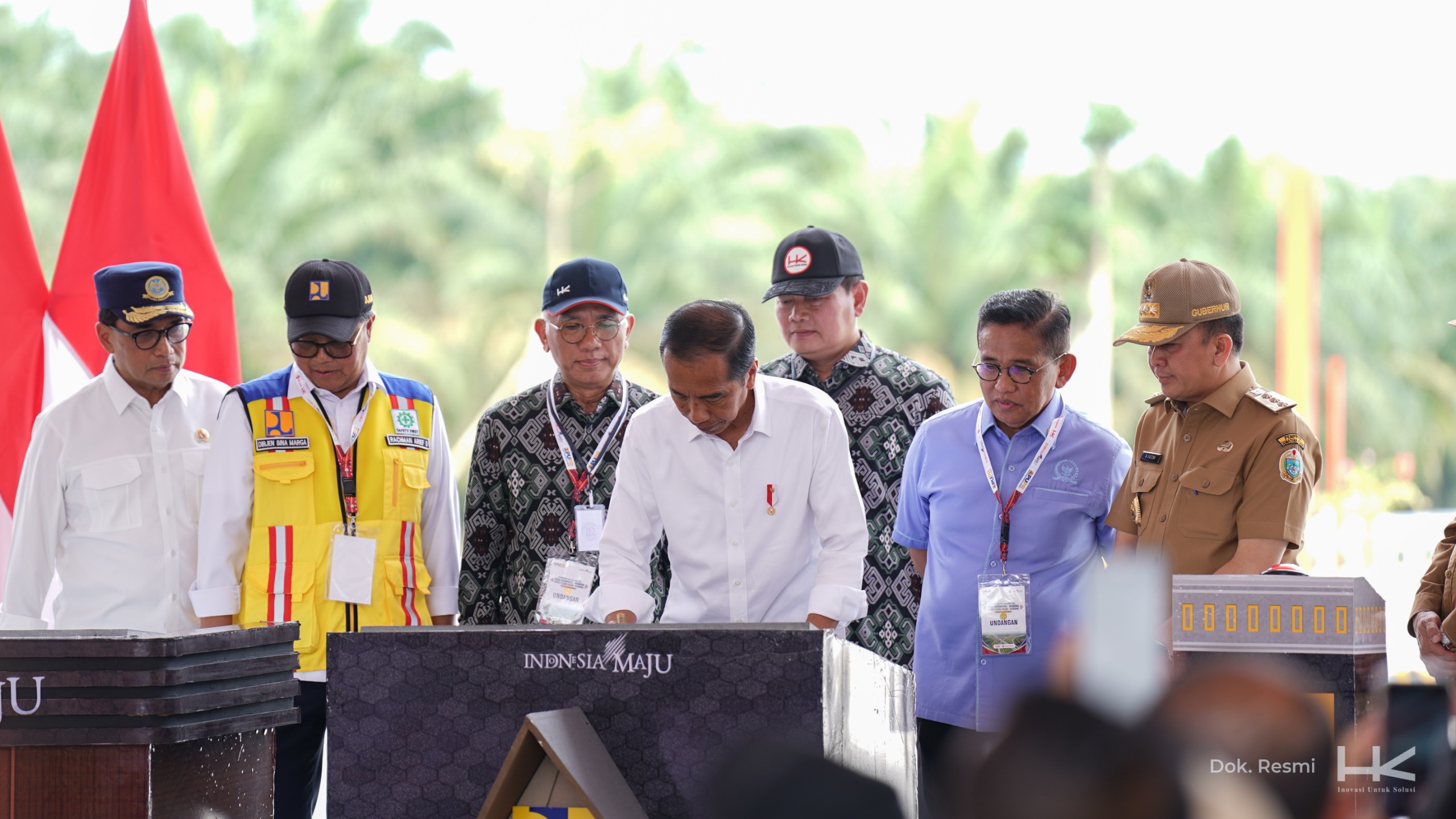 Presiden Jokowi meresmikan dua ruas JTTS, Tol Bayung Lencir-Tempino Jambi dan Tol Indrapura-Kisaran, di Kisaran, Sumut, Rabu (17/10/2024).