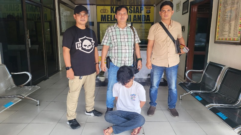 MIL (duduk) usai diamankan Kanit Reskrim Polsek Bukit Raya AKP Lukman (tengah) di-backup Kanit Reskrim Polsek Payung Sekaki Ipda Zamhur pada Kamis (17/10/2024).