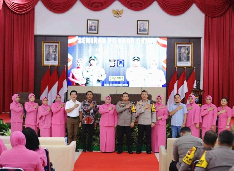 Ketua Bhayangkari Cabang Siak Okto Asep dan Kapolres Siak AKBP Asep Sujarwadi SIK MSI foto bersama Wakapolres Siak Kompol Ade Zaldi, Kasat Reskrim Polres Siak AKP Bayu Ramadhan Effendi STK SIK MH.
