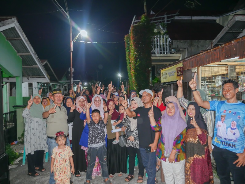 Calon Wakil Wali kota Pekanbaru nomor urut 1, Ade Hartati Rahmad dalam kerumunan warga Perumahan Cendrawasih RW 04 Kelurahan Air Putih Kecamatan Tuah Madani pada Rabu (16/10/2024).