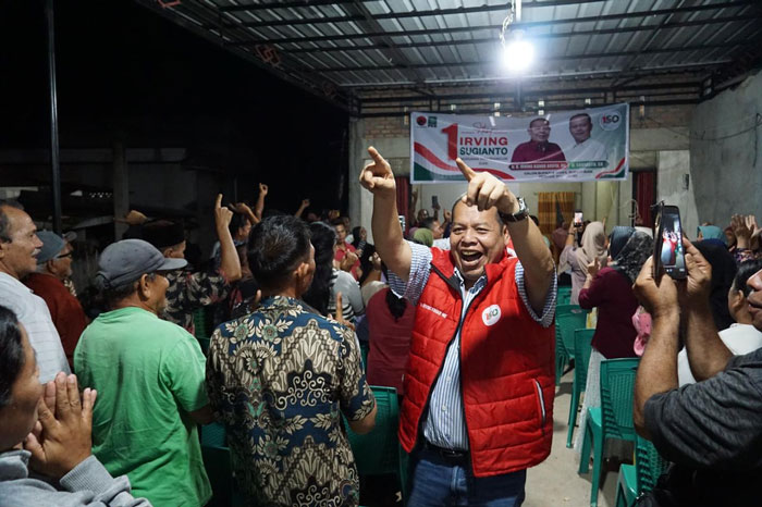 BERJOGET BERSAMA EMAK EMAK: Calon Bupati Siak nomor urut 1 Irving Kahar berjoget bersama emak emak Suak Rengas, Kelurahan Sungai Mempura, Kecamatan Mempura, Siak, Selasa (15/10/2024).