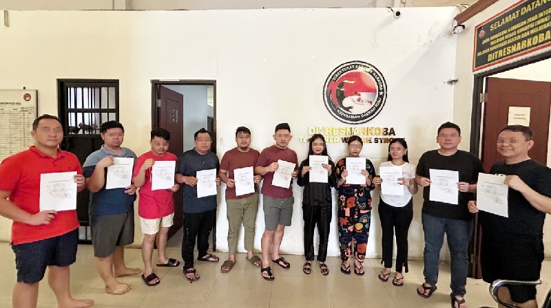 11 orang saat diamankan tim Ditresnarkoba Polda Riau di ruangan KTV New Sago, Hotel Furaya, Pekanbaru. 3 orang diantaranya positif narkoba dan dilakukan asesmen pada Kamis (17/10/2024).