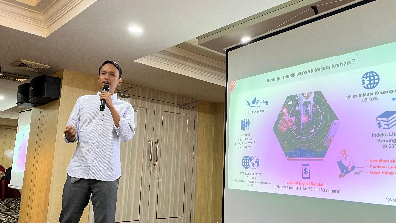 Staf Bagian Edukasi dan Perlindungan Konsumen OJK Riau, Dio Fawwas Prakoso mengatakan bahwa pinpri bersifat ilegal dan sangat rentan dengan pelanggaran penyebaran data pribadi.