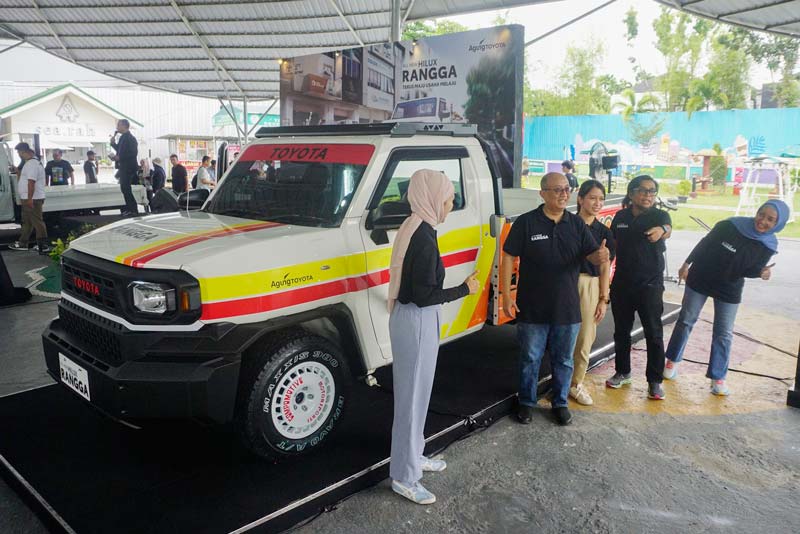 Chief Operation Officer Agung Toyota Himawan Wahyu Wardhana dan jajaran saat launching Toyota All New Hilux Rangga di Riau Garden, Pekanbaru, Kamis (17/10/2024).