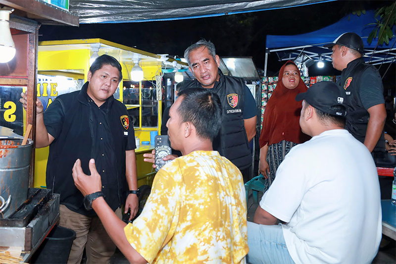 Kasubdit Jatanras Ditreskrimum Polda Riau Kompol Indra L Sihombing saat berbincang dengan pedagang di Jalan Cut Nyak Dien, Kamis (17/10/2024) .malam.