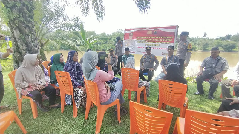 Kapolsek Kelayang, Iptu Zulmaheri SH MH saat menyampaikan imbauan waspada banjir dan Pemilu damai kepada warga di sepanjang DAS, Jumat (18/10/2024).