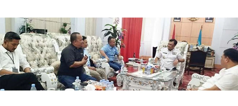 Bupati Dharmasraya Sutan Riska Tuanku Kerajaan berdiskusi dengan jajaran pimpinan Padang Ekspres di ruang kerjanya, Pulaupunjung, kemarin (16/10).