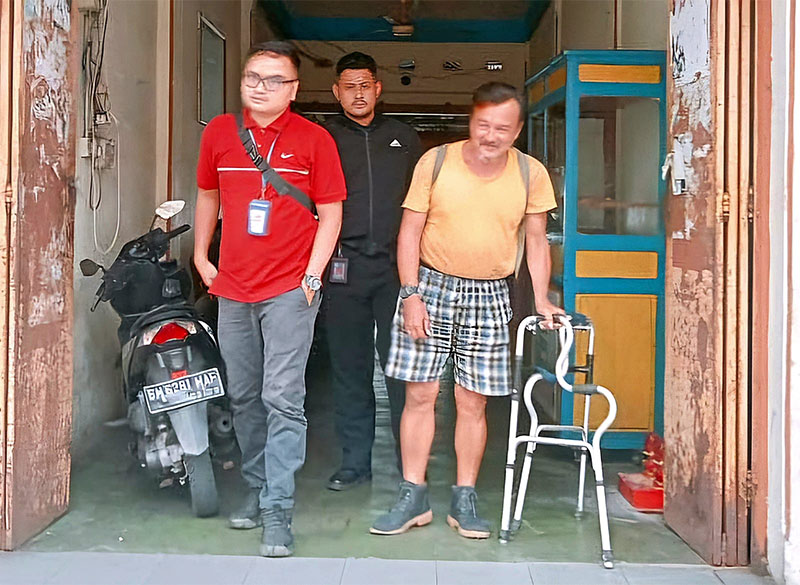 Lee Tiong WNA asal Singapura, didampingi Jajaran Kantor Imigrasi Kelas II TPI Selatpanjang ketika akan dipulangkan ke negara asalnya, Kamis (17/10/2024).