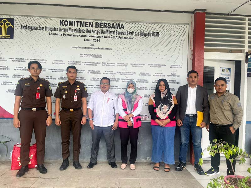 Dua tersangka dugaan korupsi penyalahgunaan dana BOK Puskesmas Rumbio, Kabupaten Kampar Ade Yulianti dan Karlina bersama barang bukti diserahkan ke JPU Kejari Kampar