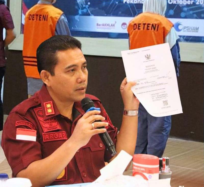 Kepala Kanwil Kemenkumham Riau Budi Argap Situngkir memberikan keterangan pers dengan latar dua WN Thailand,  Kamis (17/10/2024).