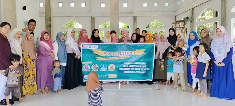 Tim PKM Univrab dan IBTPI foto bersama peserta workshop di Desa Teluk Kenidai, beberapa waktu lalu.
