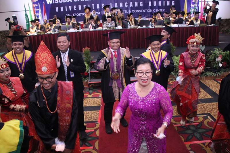 Pj Gubri diwakili Kabid SMK Dinas Pendidikan Riau Dr Arden Semeru, Rektor Unilak Prof Dr Junaidi  menari Tor-Tor bersama orang tua dan wisudawan, Rabu (16/10/2024).